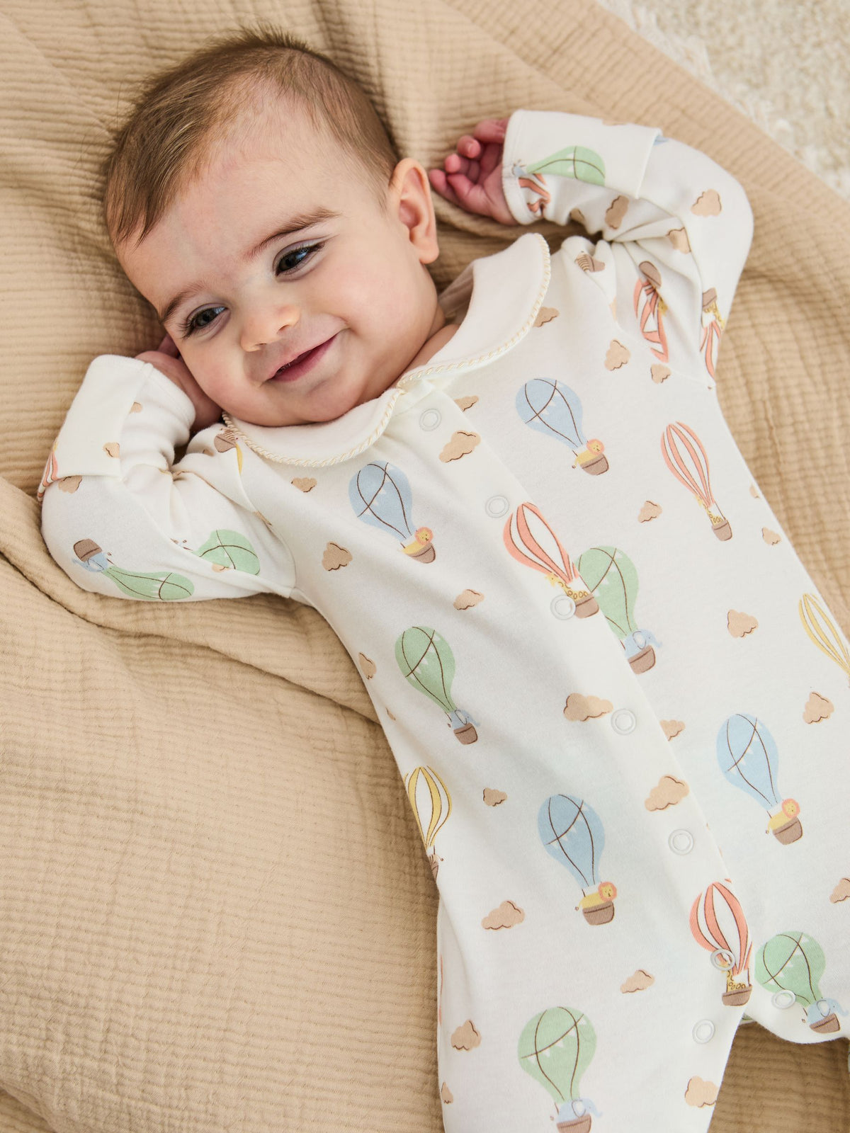 JoJo Maman Bébé Cream Hot Air Balloon Print Cotton Collared Footed Sleepsuit